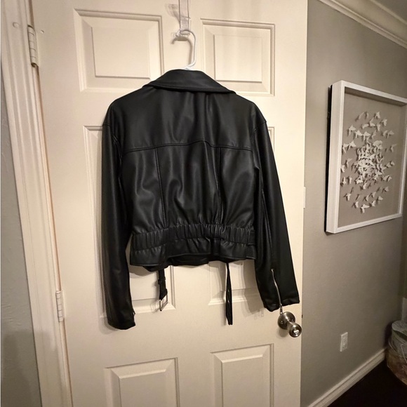 Chic Black Leather Jacket - Picture 5 of 5